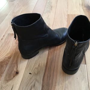 Gap booties black leather